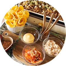 小さな器に入れてお洒落に盛り付けする図